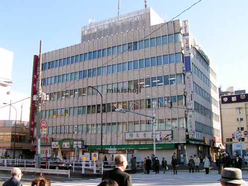 信濃町・南元町のトーシン信濃町駅前ビル(オフィスコオフィス信濃町) 外観1