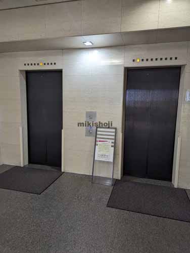 中央・橋本の日進青森ビル エレベーターホール1
