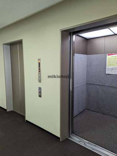 中央・橋本の日進青森ビル エレベーターホール2