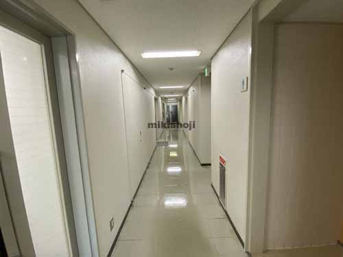 大阪岡本ビル エレベーターホール2