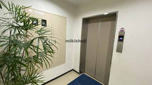 吹田市のクルーズ江坂ビル エレベーターホール1