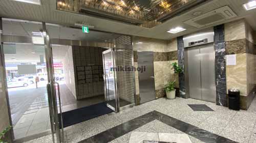 吹田市の江坂石周ビル エントランス2