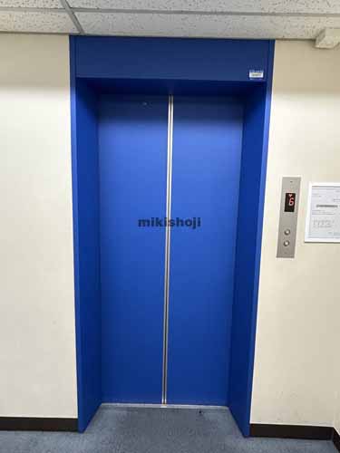 博多駅前・中央街の八百治ビル エレベーターホール1