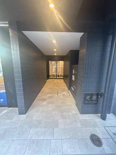 八丁堀のFloor and Walls Hacchobori エントランス2