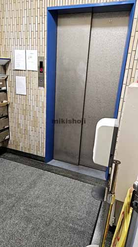 京橋の土屋ビル エレベーターホール1