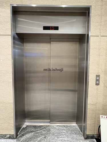 築地のコンワビル エレベーターホール1