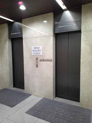 代々木・元代々木町の西新宿松屋ビル エントランス4