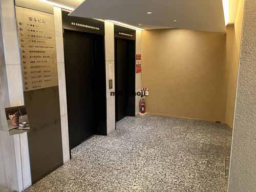 安与ビル エレベーターホール1