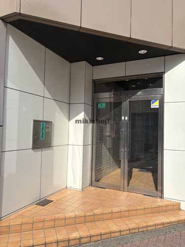 根本ビル エントランス1