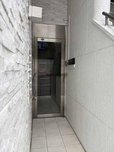 四谷のＤｅＬＣＣＳ新宿御苑ビル エントランス1