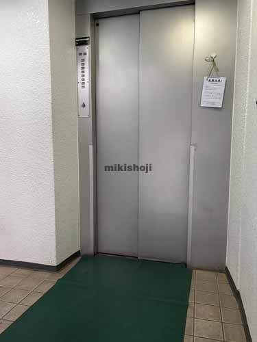 銀座の渡辺データビル エレベーターホール1