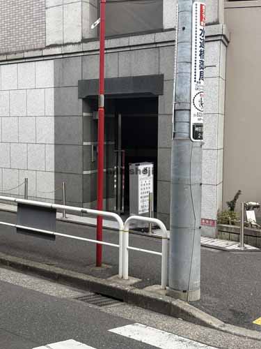 神田三崎町の弥栄ビル エントランス1