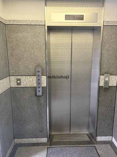 神田三崎町の弥栄ビル エレベーターホール1