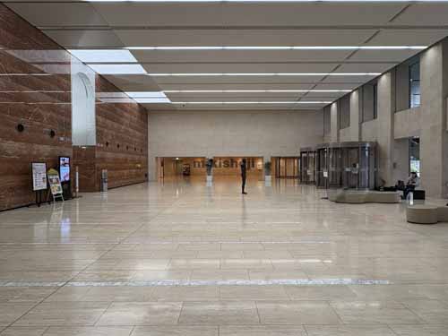 東京オペラシティビル エントランス3