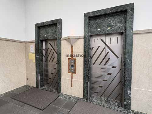 南青山の寿光ビル エレベーターホール1