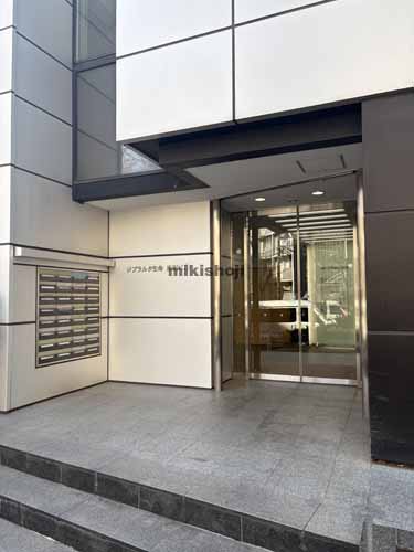 神宮前のジブラルタ生命原宿ビル エントランス1