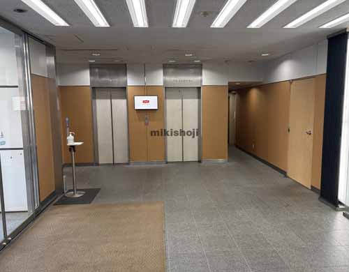 神宮前のジブラルタ生命原宿ビル エレベーターホール1