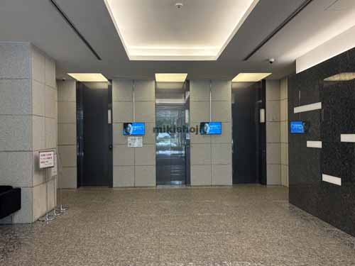 南青山のヒューリック青山外苑東通ビル エレベーターホール1