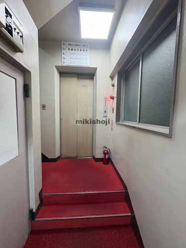 日本橋本石町の伊藤ビル エントランス1