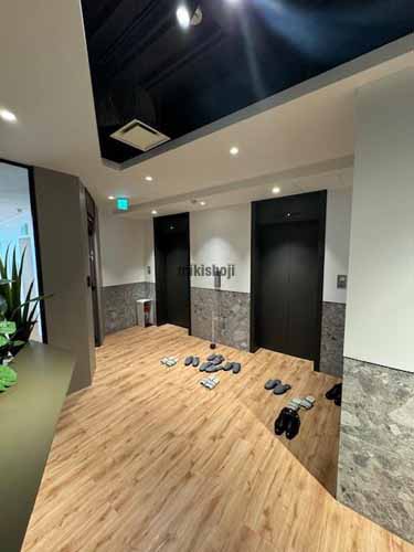 ＋ＳＨＩＦＴ　ＴＳＵＫＩＪＩ エレベーターホール3