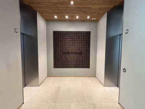 西新橋のＲＥＶＺＯ新橋 エレベーターホール1